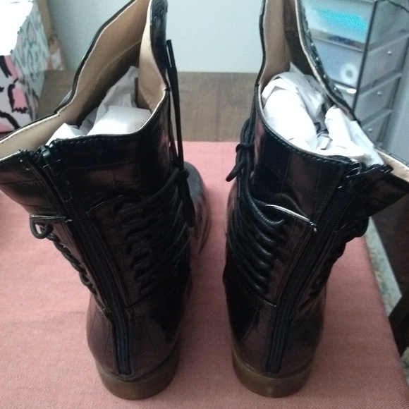 ❤️Beautiful black crock print lace up boots - Picture 2 of 5